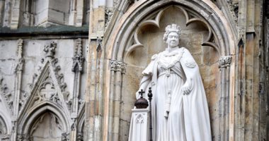 الأمير تشارلز يخلد عرش بريطانيا بالكشف عن تمثال للملكة إليزابيث
