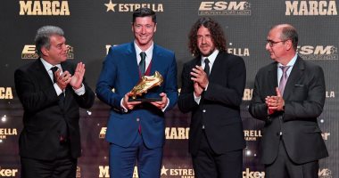 ليفاندوفسكي يتسلم جائزة الحذاء الذهبي لأفضل هداف في الدوريات الأوروبية