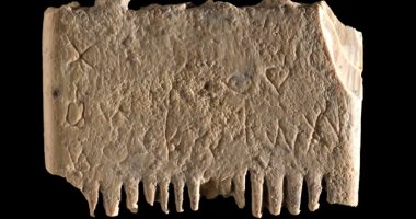 عمرها 3700 سنة.. اكتشاف أول جملة مكتوبة فى التاريخ على ظهر مشط للشعر "صور"