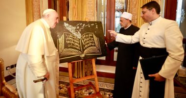 البابا فرنسيس يهدى الإمام الطيب مجسم شجرة الزيتون تعبيرا عن الأخوة الإنسانية