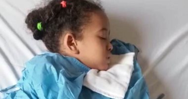 محافظ أسوان: نقل الطفلة "رضوة" للعلاج بالقاهرة بعد عملية جراحية خاطئة