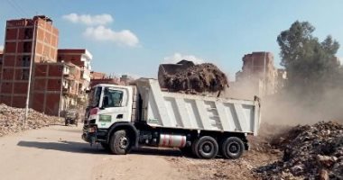 رفع 1300 طن مخلفات مبانى من منطقة الجمباز بالزقازيق لفتح وتوسعة الطريق