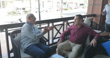 محافظ بورسعيد يجلس على مقهى ويتفقد الشوارع سيرًا على الأقدام.. صور وفيديو