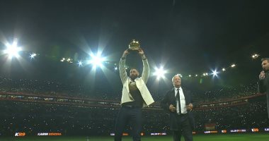 كريم بنزيما يقدم جائزة الكرة الذهبية لجماهير ليون الفرنسي.. فيديو وصور