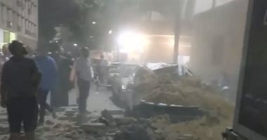 انهيار شرفة منزل على سيارة أمام مبنى ديوان محافظة أسوان دون إصابات.. صور