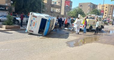 إصابة 7 أشخاص فى حادث انقلاب سيارة أجرة على الطريق الزراعى بسوهاج.. صور