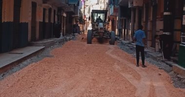 استكمال أعمال الرصف والتطوير بحى شرق أسيوط لرفع كفاءة الشوارع.. صور