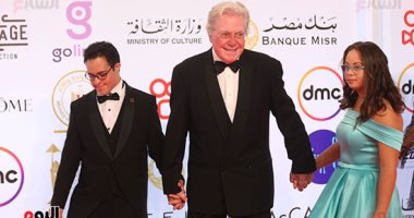 حسين فهمى يصطحب أبطال أولمبياد البارالمبية من ذوى الهمم على السجادة الحمراء
