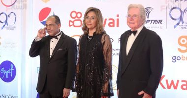 حسين فهمى يستقبل وزيرة الثقافة على السجادة الحمراء فى افتتاح مهرجان القاهرة