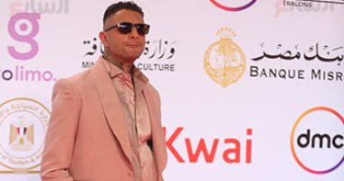 ملونة وقطيفة.. موضة البدل الرجالي على الريد كاربت بمهرجان القاهرة السينمائي