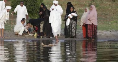 "سبوع" مولود النوبة.. الأسرة النوبية تحتفل بمولودها على ضفاف النيل.. يغسلون وجهه من مياه النهر ويكحلون عينيه ويذبحون له.. والسيدات يوزعن حلوى وهدايا ويرددن الأغانى.. ويؤكدن: عادات توارثناها من الأجداد.. صور