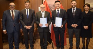 محافظ بورسعيد يوقع عقدا مع مستثمر صيني لإقامة أكبر مشروع لتصنيع الجوارب