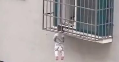 طفل يتدلى من رقبته بشرفة منزله بالصين والجيران ينقذوه بمعجزة..فيديو