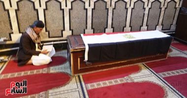 وصول جثمان الموسيقار محمد سلطان إلى مسجد عمر مكرم مغطى بعلم مصر 