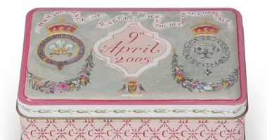 عرض قطعة من كعكة حفل زفاف الملك تشارلز وكاميلا للبيع فى مزاد.. صور