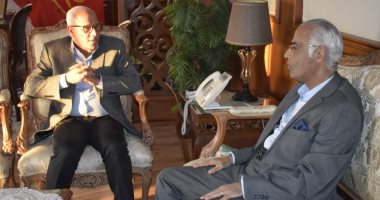 محافظ بورسعيد يستقبل رئيس الجامعة ويشدد على أهمية دورها فى بناء الشباب