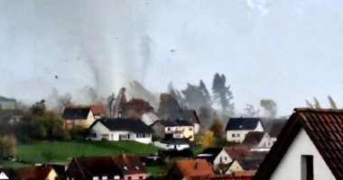إعصار مدمر يضرب ألمانيا ويدمر 50 منزلا و10 سيارات.. فيديو