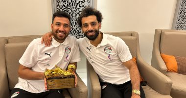 محمد صلاح يهدى جائزة أفضل لاعب لـ تريزيجيه