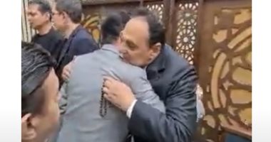 أحضان حارة.. أول لقاء بين نقيب الموسيقيين وهاني شاكر في عزاء محمد سلطان (فيديو)