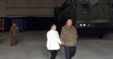 لأول مرة.. زعيم كوريا الشمالية يصطحب ابنته أثناء تجارب صاروخية.. صور