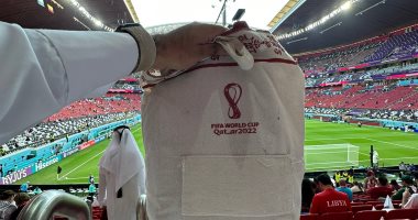 كأس العالم 2022.. هدايا المشجعين تخطف الأنظار بمدرجات مباراة قطر والإكوادور