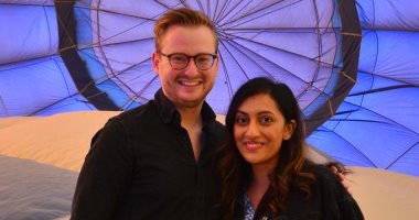 عروسان في السماء.. أسترالى يطلب الزواج من هندية أثناء رحلة بالون في الأقصر