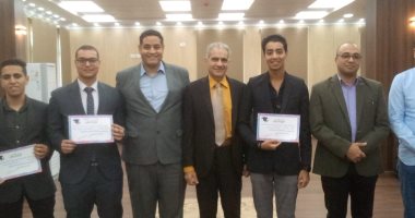 جامعة أسوان تكرم طالبا فاز بالمركز الأول بمسابقة شباب المترجمين