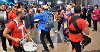 مطار القاهرة يحتفل مع وفود مؤتمر المناخ على أنغام الموسيقى خلال عودتهم من شرم الشيخ 