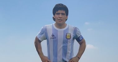 كأس العالم 2022.. جماهير الأرجنتين ترفع صور مارادونا فى الدوحة "صور" 