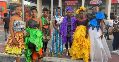 نشطاء المناخ فى نيجيريا يصنعون أزياء من القمامة لمحاربة التلوث.. صور