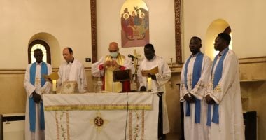 رئيس الكنيسة الأسقفية يصلى قداسًا ويمنح ترخيصا للخدمة لخادمين سودانيين