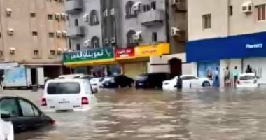 سيول قوية تغرق مدينة جدة السعودية وتدمر مئات السيارات.. فيديو