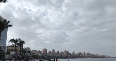سحب كثيفة تغطى سماء الإسكندرية وتحذيرات بهطول أمطار.. صور وفيديو
