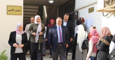 نائب رئيس جامعة عين شمس يتفقد لجنة انتخابات اتحاد طالبات كلية البنات 