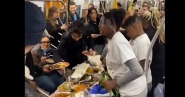 أمريكيون يحتفلون بوليمة جماعية داخل مترو نيويورك بمناسبة عيد الشكر.. فيديو 