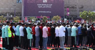 كأس العالم 2022.. الجماهير تؤدى صلاة الجمعة قبل مباراة إيران مع ويلز " صور "
