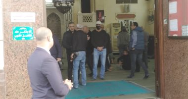 وصول جثمان المنتج وجيه الليثى مسجد مصطفى محمود لأداء صلاة الجنازة