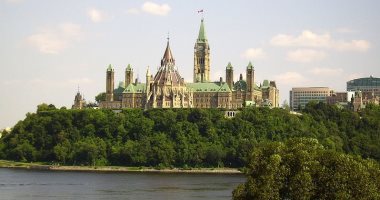 استطلاع: معظم الكنديين يؤيدون إنشاء سجل للعملاء الأجانب