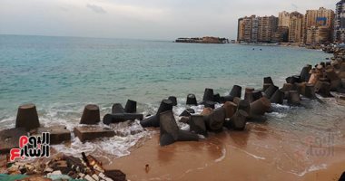 شاهد الآثار المدمرة لنوة "باقى المكنسة" على شواطئ الإسكندرية.. صور