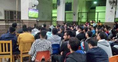 طلاب جامعة القاهرة يشاهدون مباريات كأس العالم بالمدينة الجامعية.. صور 