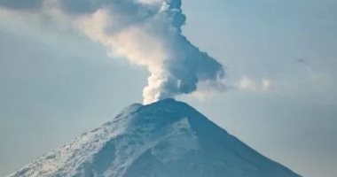 إندونيسيا: جبل سيميرو يواصل قذف حمم بركانية ساخنة وتحذيرات بالابتعاد