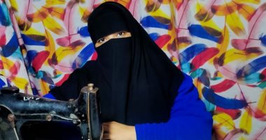 رانيا فتاة بسوهاج تحدت الإعاقة بالتعليم والعمل 12 ساعة على ماكينة خياطة.. فيديو وصور