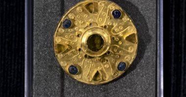 العثور على بروش ذهبى نادر عمره 1400 عام بمقابر تعود للقرون الوسطى فى سويسرا