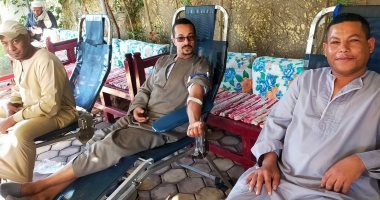 شباب قرية المهيدات بالأقصر ينظمون حملة للتبرع بالدم لخدمة المرضى.. صور