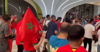 جماهير المغرب يشعلون الأجواء بوسائل المواصلات العامة احتفالا بالفوز على كندا