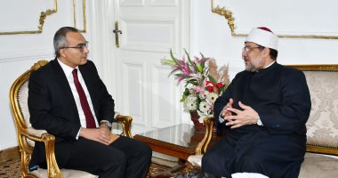 وزير الأوقاف يلتقى سفير مصر بالسنغال ويستعرض جهود نشر الفكر الوسطى