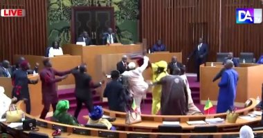 معركة بالأيدى والكراسى خلال التصويت على الميزانية ببرلمان السنغال.. فيديو