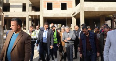 محافظ المنيا يتابع خطة رصف الشوارع وأعمال إنشاء مستشفى مطاي المركزي.. صور