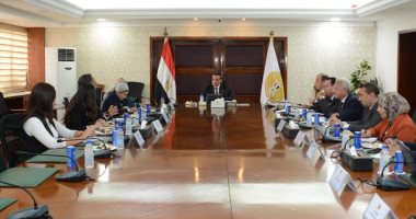وزير التنمية المحلية يرأس اجتماع لجنة تسيير مشروع أيادى مصر