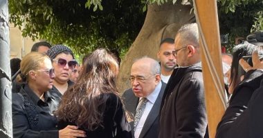 مصطفى الفقى يواسى حنان مفيد فوزي بعد انهيارها فى جنازة والدها